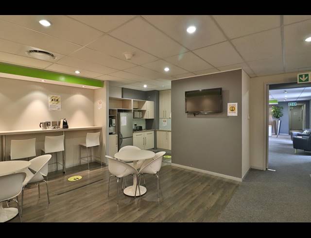 32M² SERVICED OFFICE TO LET IN FOURWAYS